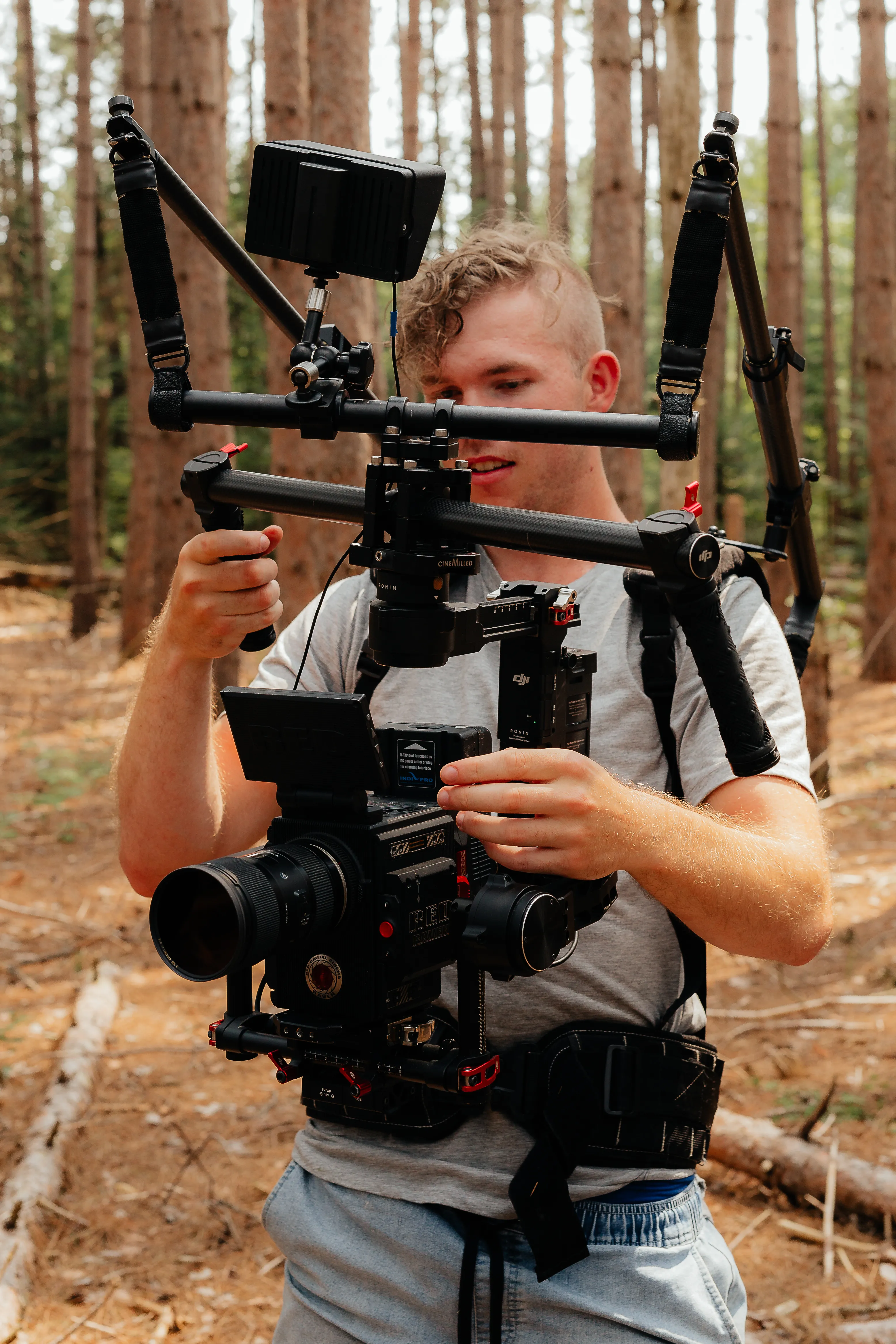 Cameraman avec une caméra Red Raven sur un Ronin pour un vidéoclip musical